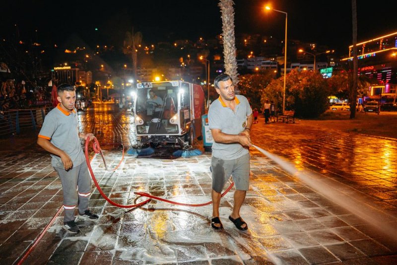 Alanya’nın vitrini gece mesaisinde baştan sona temizlendi