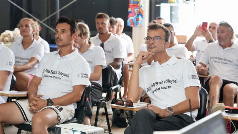 Fıvb plaj voleybolu antren&ouml;rl&uuml;k kursu alanya&rsquo;da başladı