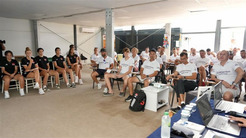 Fıvb plaj voleybolu antren&ouml;rl&uuml;k kursu alanya&rsquo;da başladı