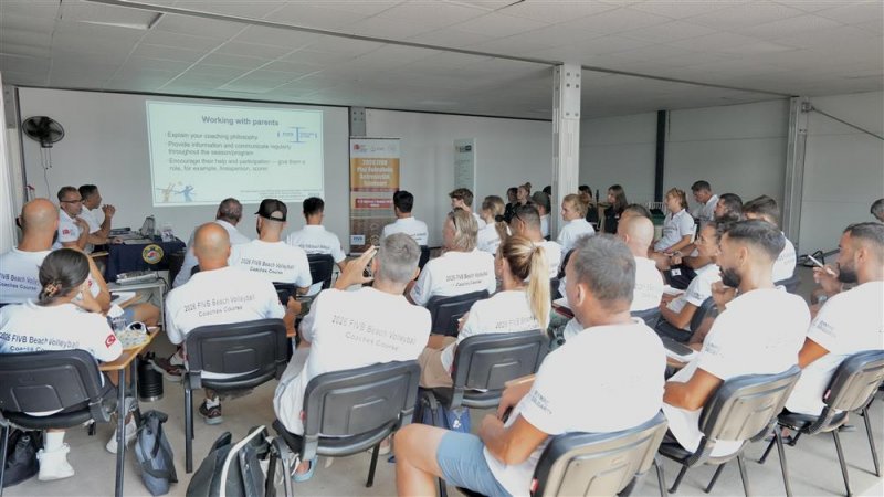 Fıvb plaj voleybolu antren&ouml;rl&uuml;k kursu alanya&rsquo;da başladı