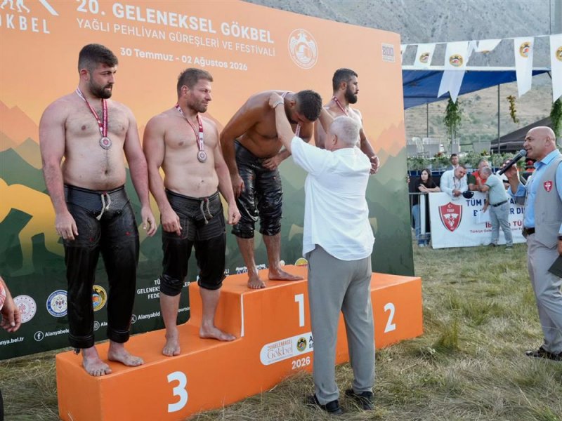 G&ouml;kbel'de zirve değişmedi: başpehlivan enes doğan g&uuml;reş ağası utkan hasan eminoğlu oldu