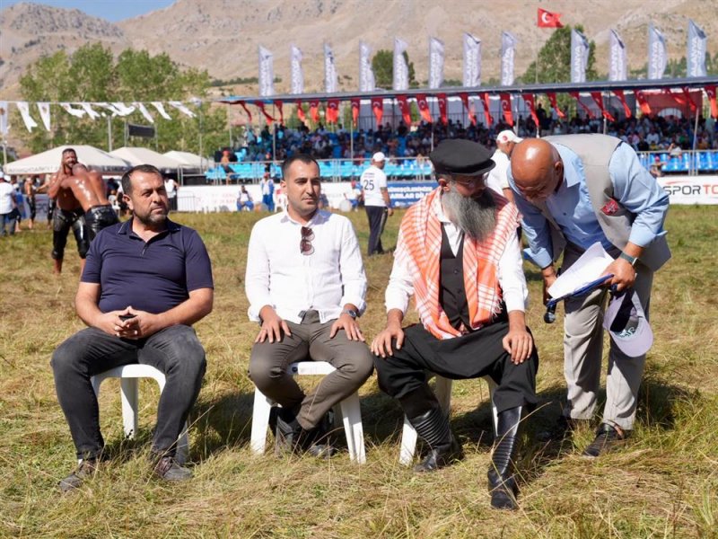G&ouml;kbel'de zirve değişmedi: başpehlivan enes doğan g&uuml;reş ağası utkan hasan eminoğlu oldu