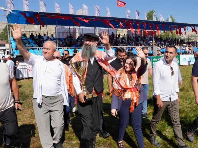 G&ouml;kbel'de zirve değişmedi: başpehlivan enes doğan g&uuml;reş ağası utkan hasan eminoğlu oldu
