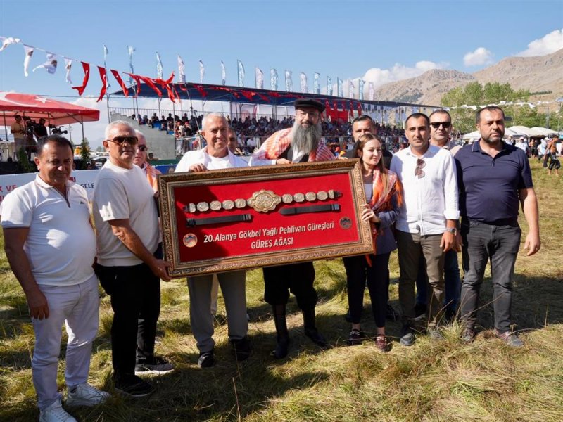 G&ouml;kbel'de zirve değişmedi: başpehlivan enes doğan g&uuml;reş ağası utkan hasan eminoğlu oldu