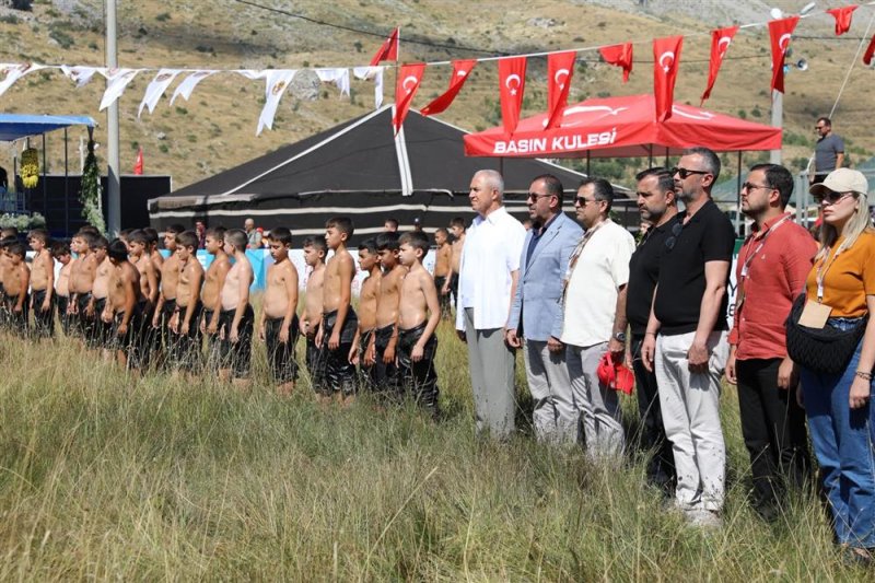 G&ouml;kbel'de zirve değişmedi: başpehlivan enes doğan g&uuml;reş ağası utkan hasan eminoğlu oldu