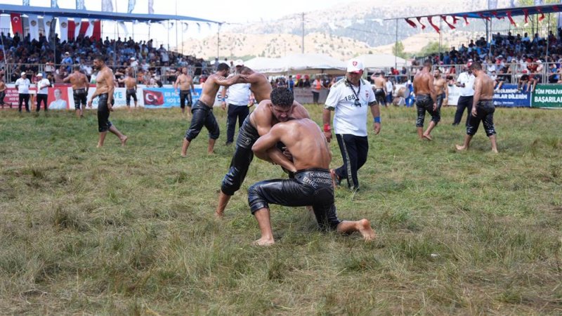 G&ouml;kbel'de zirve değişmedi: başpehlivan enes doğan g&uuml;reş ağası utkan hasan eminoğlu oldu