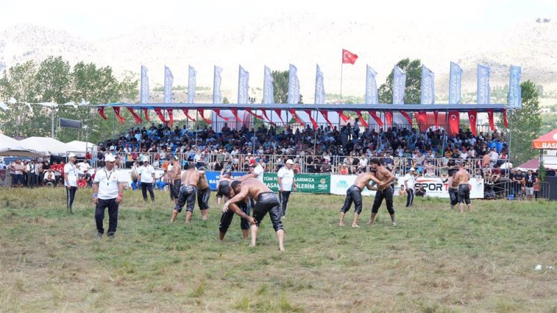 G&ouml;kbel'de zirve değişmedi: başpehlivan enes doğan g&uuml;reş ağası utkan hasan eminoğlu oldu