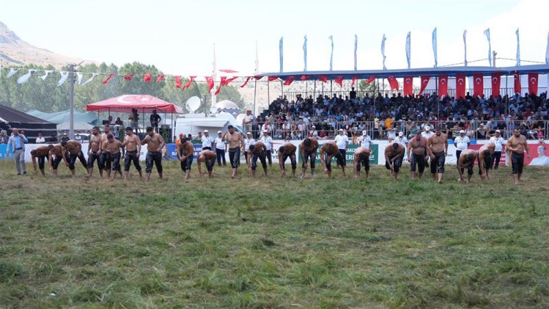 G&ouml;kbel'de zirve değişmedi: başpehlivan enes doğan g&uuml;reş ağası utkan hasan eminoğlu oldu