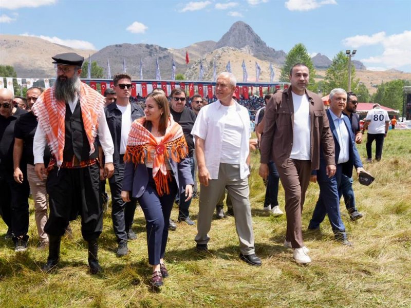 G&ouml;kbel'de zirve değişmedi: başpehlivan enes doğan g&uuml;reş ağası utkan hasan eminoğlu oldu
