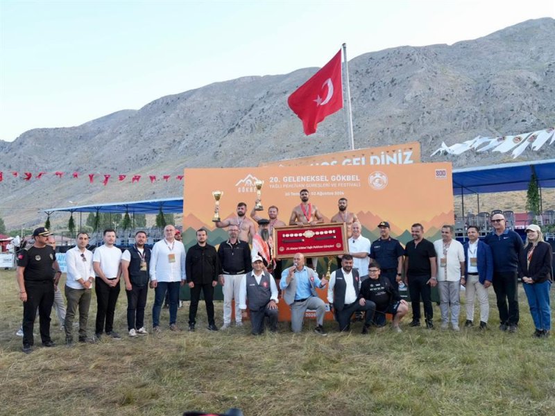 G&ouml;kbel'de zirve değişmedi: başpehlivan enes doğan g&uuml;reş ağası utkan hasan eminoğlu oldu