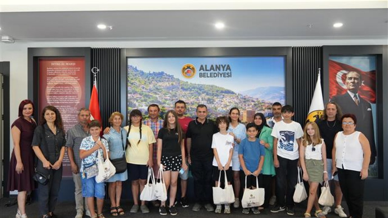 Kardeş şehir yaz kampından dönen öğrenciler alanya belediyesi’ni ziyaret etti