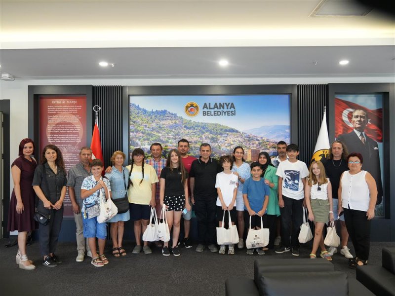 Kardeş şehir yaz kampından d&ouml;nen &ouml;ğrenciler alanya belediyesi&rsquo;ni ziyaret etti