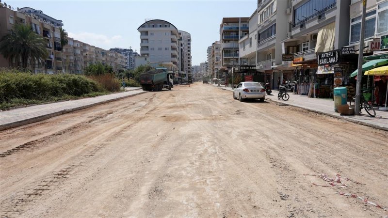 Mahmutlar atat&uuml;rk caddesi&rsquo;nde sıcak asfalt &ccedil;alışmaları hızla ilerliyor