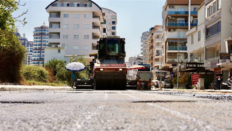 Mahmutlar atat&uuml;rk caddesi&rsquo;nde sıcak asfalt &ccedil;alışmaları hızla ilerliyor