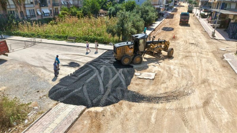 Mahmutlar atat&uuml;rk caddesi&rsquo;nde sıcak asfalt &ccedil;alışmaları hızla ilerliyor