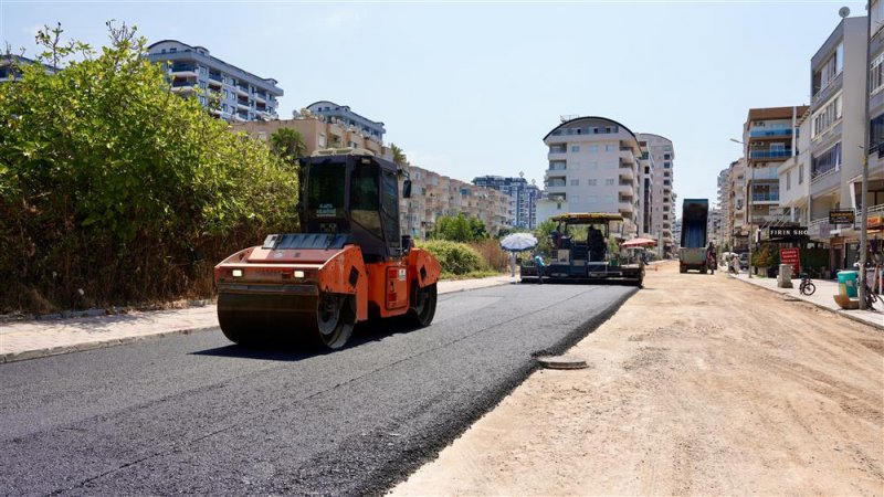 Mahmutlar atat&uuml;rk caddesi&rsquo;nde sıcak asfalt &ccedil;alışmaları hızla ilerliyor