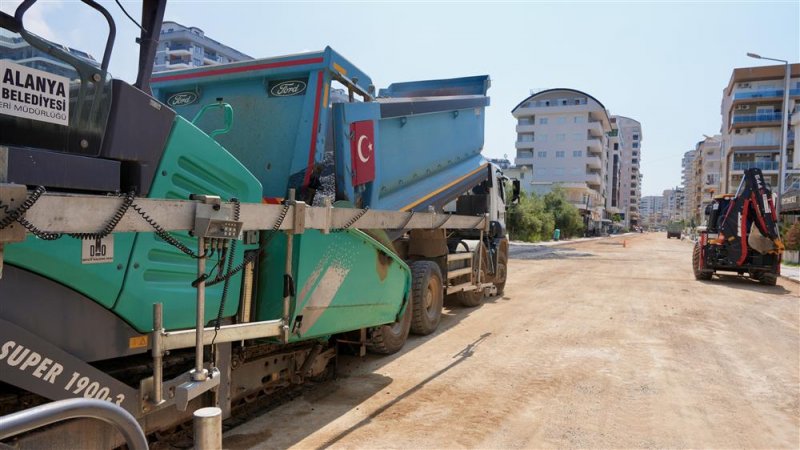 Mahmutlar atat&uuml;rk caddesi&rsquo;nde sıcak asfalt &ccedil;alışmaları hızla ilerliyor