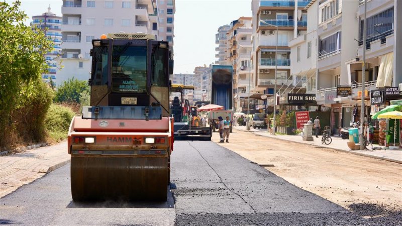 Mahmutlar atat&uuml;rk caddesi&rsquo;nde sıcak asfalt &ccedil;alışmaları hızla ilerliyor