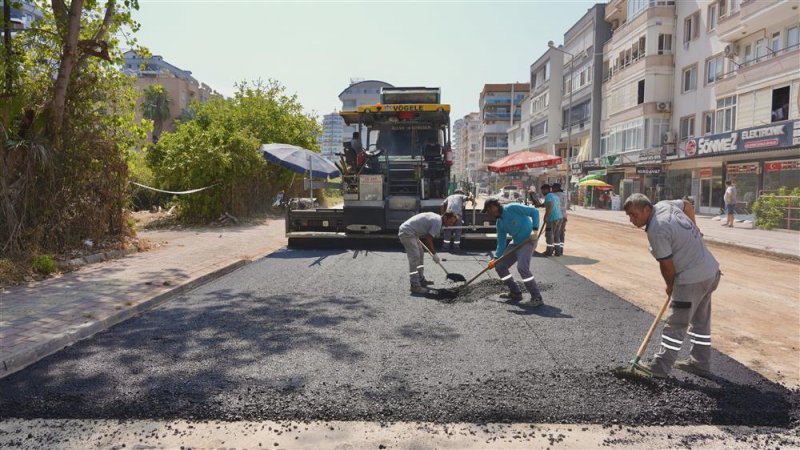 Mahmutlar atat&uuml;rk caddesi&rsquo;nde sıcak asfalt &ccedil;alışmaları hızla ilerliyor