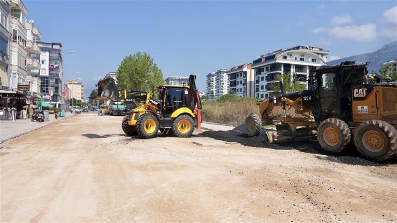 Mahmutlar atat&uuml;rk caddesi&rsquo;nde sıcak asfalt &ccedil;alışmaları hızla ilerliyor