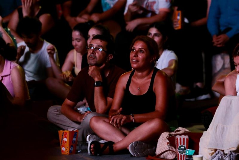Yeşil&ccedil;am sinema g&uuml;nleri 'neşeli g&uuml;nler' ile başladı