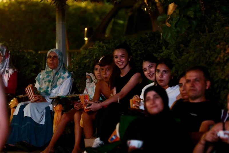 Yeşil&ccedil;am sinema g&uuml;nleri 'neşeli g&uuml;nler' ile başladı