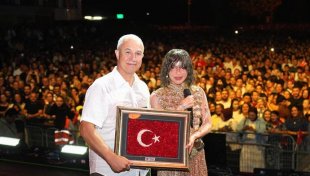 Alanya’da 30 ağustos zafer bayramı coşkusu: fener alayı ve gülşen konseriyle unutulmaz gece