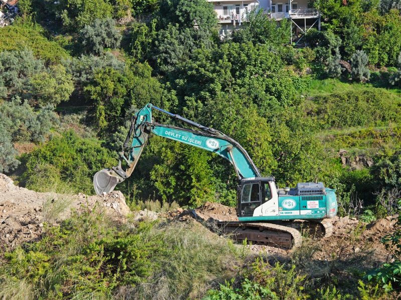 Alanya belediyesi&rsquo;nden benliler deresi&rsquo;nde heyelan riskine karşı &ouml;nlem