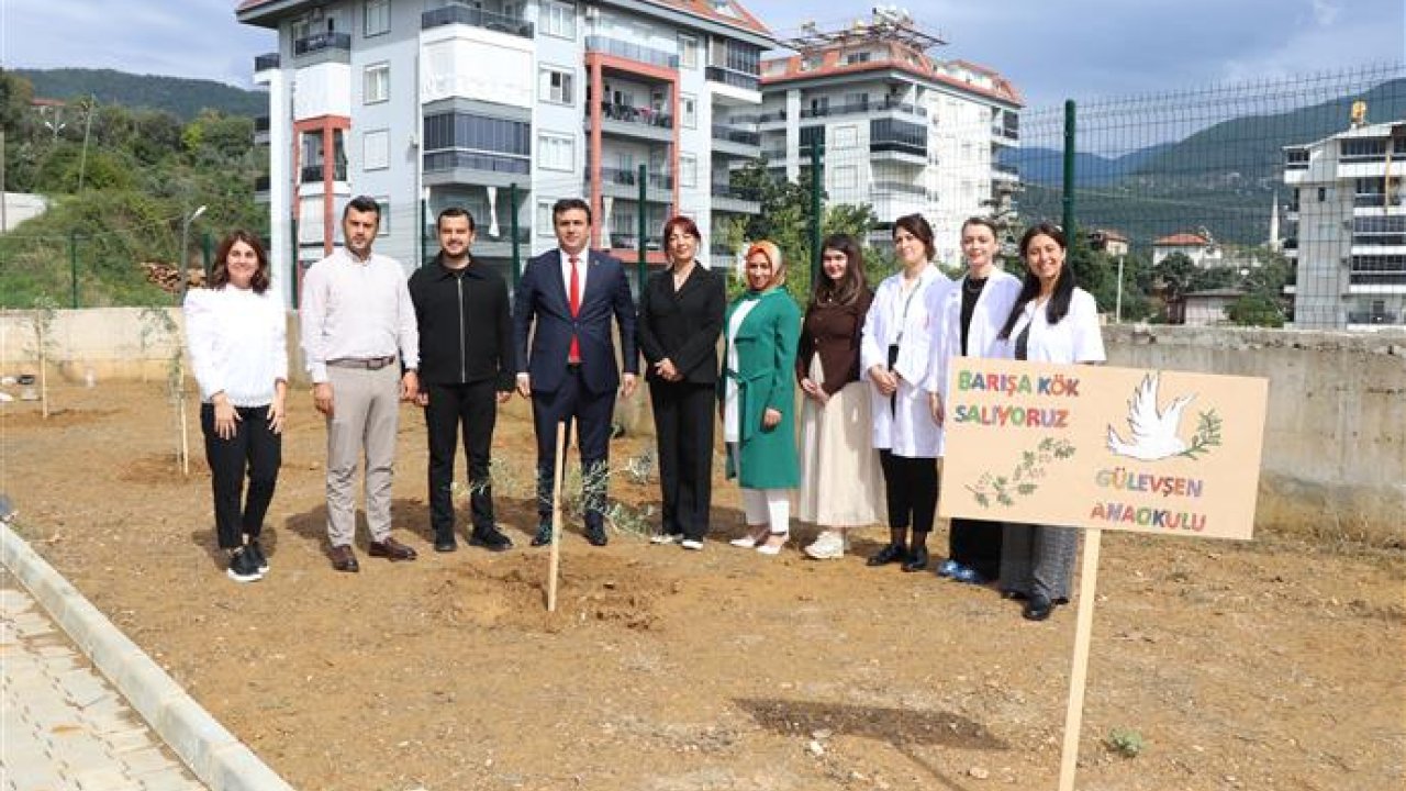 Alanya’da minik eller zeytin fidanlarını toprakla buluşturdu