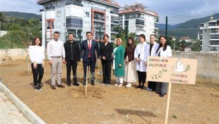 Alanya’da minik eller zeytin fidanlarını toprakla buluşturdu