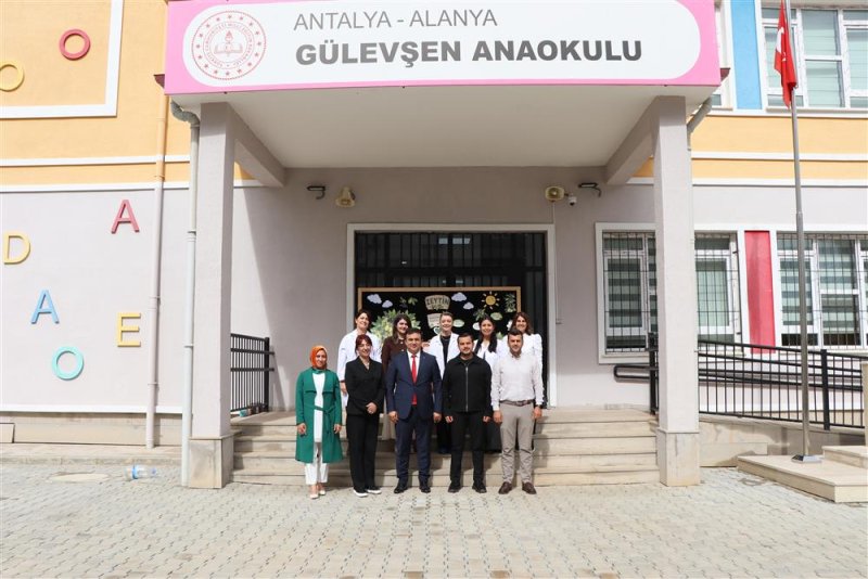 Alanya&rsquo;da minik eller zeytin fidanlarını toprakla buluşturdu