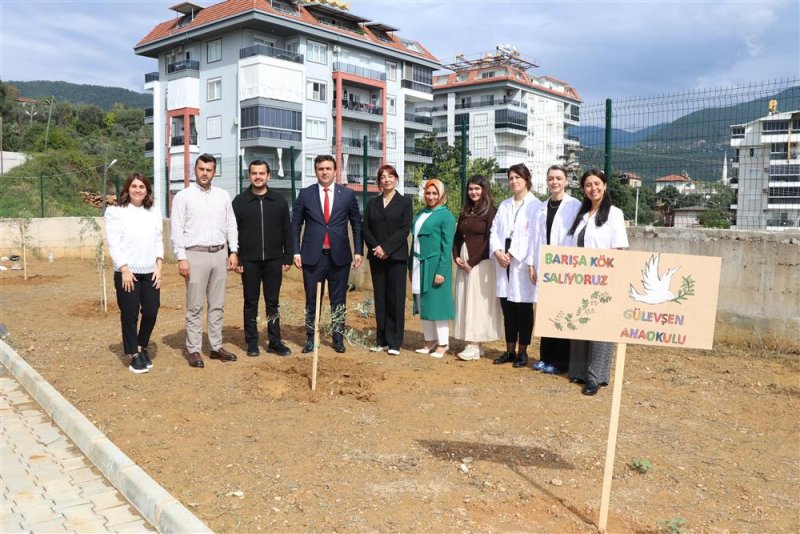 Alanya&rsquo;da minik eller zeytin fidanlarını toprakla buluşturdu