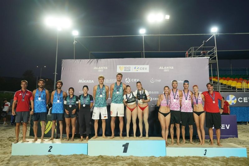 Alanya&rsquo;da plaj voleybolu ş&ouml;leni tamamlandı