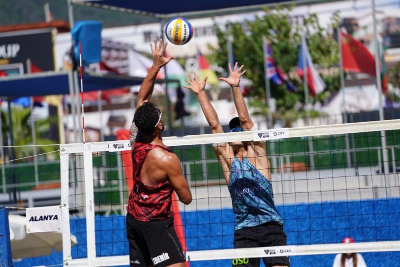 Alanya&rsquo;da plaj voleybolu ş&ouml;leni tamamlandı