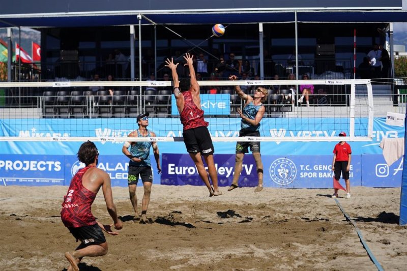 Alanya&rsquo;da plaj voleybolu ş&ouml;leni tamamlandı