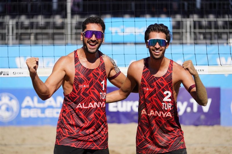 Alanya&rsquo;da plaj voleybolu ş&ouml;leni tamamlandı