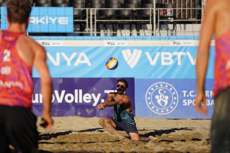 Alanya&rsquo;da plaj voleybolu ş&ouml;leni tamamlandı