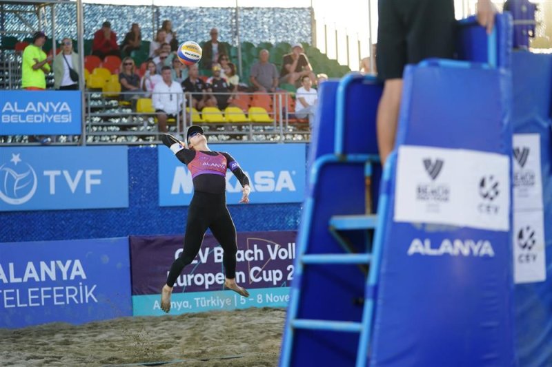 Alanya&rsquo;da plaj voleybolu ş&ouml;leni tamamlandı