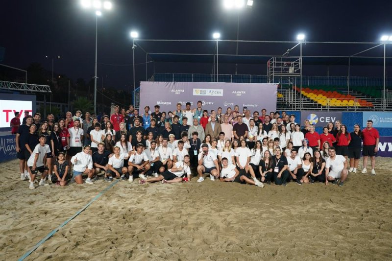 Alanya&rsquo;da plaj voleybolu ş&ouml;leni tamamlandı