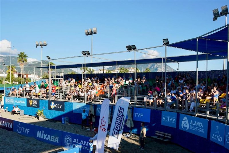 Alanya&rsquo;da plaj voleybolu ş&ouml;leni tamamlandı