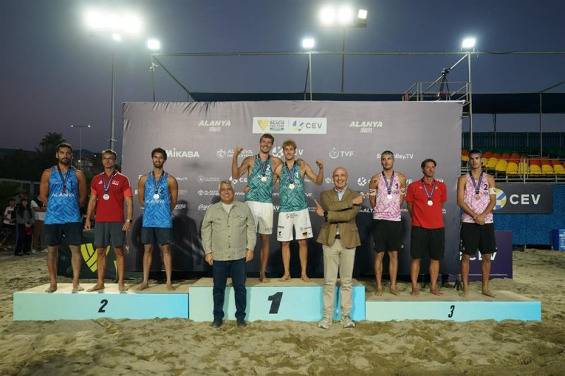 Alanya&rsquo;da plaj voleybolu ş&ouml;leni tamamlandı