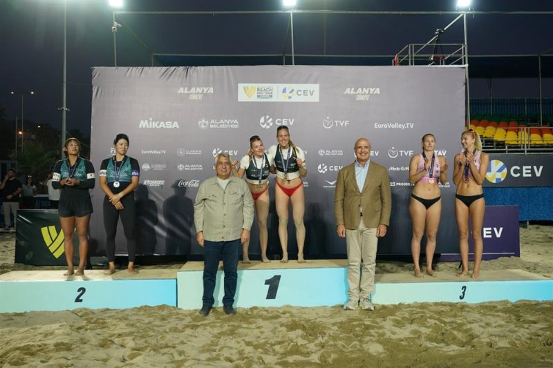 Alanya&rsquo;da plaj voleybolu ş&ouml;leni tamamlandı