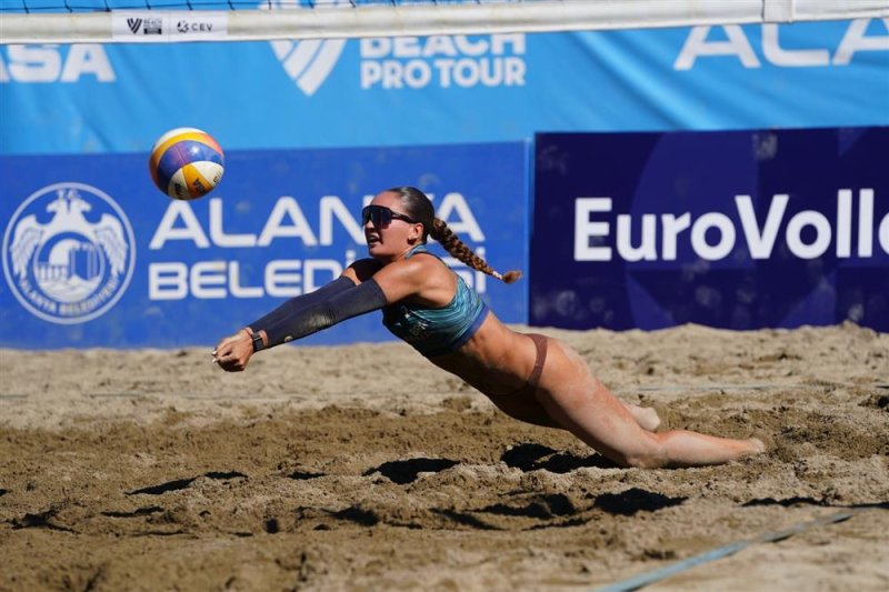 Alanya&rsquo;da plaj voleybolu ş&ouml;leni tamamlandı