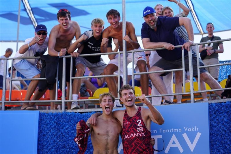 Alanya&rsquo;da plaj voleybolu ş&ouml;leni tamamlandı